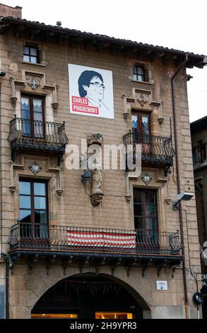 Unabhängigkeitsbanner und Darstellungen der im Exil lebenden katalanischen Politikerin Carles Puigdemont auf einem Gebäude in der katalanischen Stadt Vic, Katalonien, Spanien Stockfoto