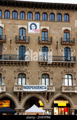 Unabhängigkeitsbanner und Darstellungen der im Exil lebenden katalanischen Politikerin Marta Rovira auf Gebäuden in der katalanischen Stadt Vic, Katalonien, Spanien Stockfoto