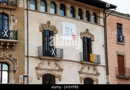 Unabhängigkeitsbanner und Darstellungen des im Exil lebenden katalanischen Politikers Lluis Puig auf Gebäuden in der katalanischen Stadt Vic, Katalonien, Spanien Stockfoto