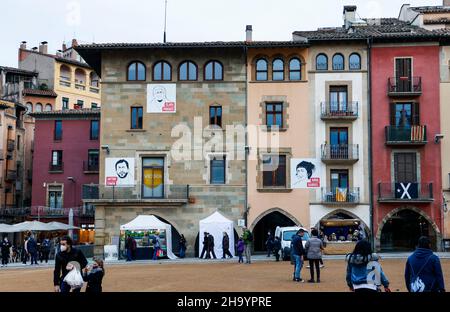 Unabhängigkeitsbanner und Darstellungen von inhaftierten katalanischen Politikern auf Gebäuden in der katalanischen Stadt Vic, Katalonien, Spanien Stockfoto