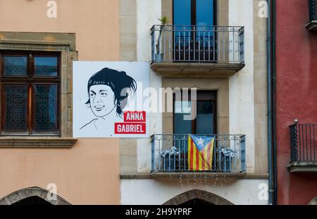 Unabhängigkeitsbanner und Darstellungen der katalanischen Politikerin Anna Gabriel auf Gebäuden in der katalanischen Stadt Vic, Katalonien, Spanien Stockfoto