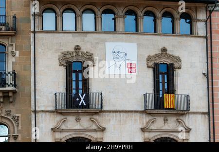 Unabhängigkeitsbanner und Darstellungen des im Exil lebenden katalanischen Politikers Lluis Puig auf Gebäuden in der katalanischen Stadt Vic, Katalonien, Spanien Stockfoto