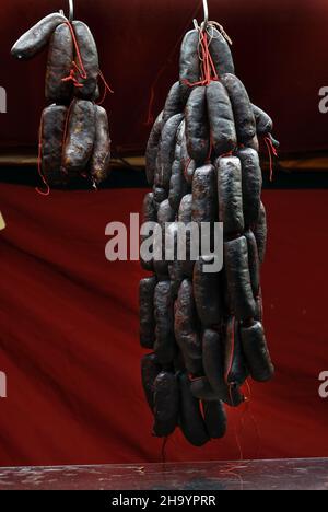 Wurstwaren aus Schweinefleisch zum Verkauf an einem Marktstand in Vic, Katalonien, Spanien Stockfoto