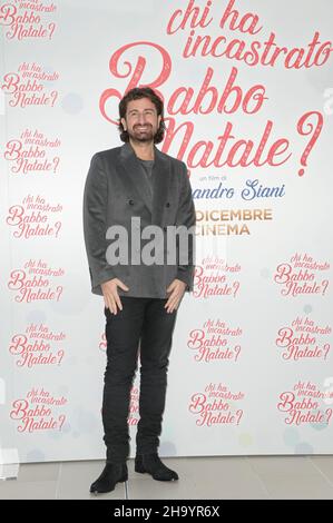 Rom, Italien. 09th Dez 2021. Alessandro Siani besucht die Fotozelle für den Film Chi ha incastrato Babbo Natale im Visconti Palace Le Meridien Hotel. Kredit: SOPA Images Limited/Alamy Live Nachrichten Stockfoto