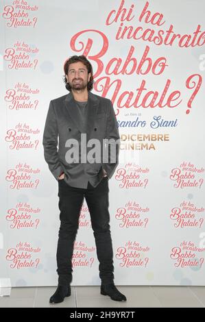 Rom, Italien. 09th Dez 2021. Alessandro Siani besucht die Fotozelle für den Film Chi ha incastrato Babbo Natale im Visconti Palace Le Meridien Hotel. Kredit: SOPA Images Limited/Alamy Live Nachrichten Stockfoto