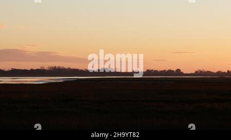 Pagham Harbour Nature Reserve bei Sonnenuntergang. Stockfoto