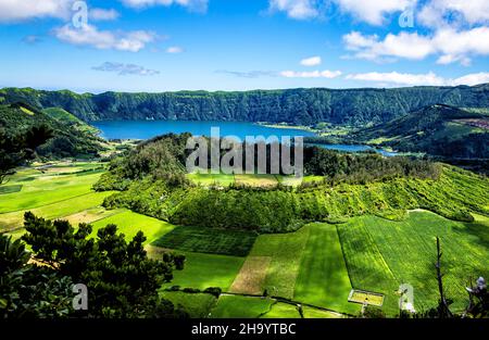 Caldeira Seca, Sete Cidades, São Miguel, Azoren, Açores, Portugal, Europa. Lagoa Azul im Hintergrund. Stockfoto