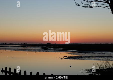 Pagham Harbour Nature Reserve bei Sonnenuntergang. Stockfoto