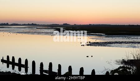 Pagham Harbour Nature Reserve bei Sonnenuntergang. Stockfoto