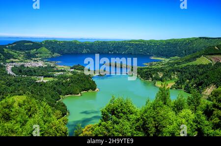 Lagoa Verde im Vordergrund, Lagoa Azul im Hintergrund, Dorf Sete Cidades links. Lagoa das Sete Cidades ist ein Zwillingssee, der sich im c Stockfoto