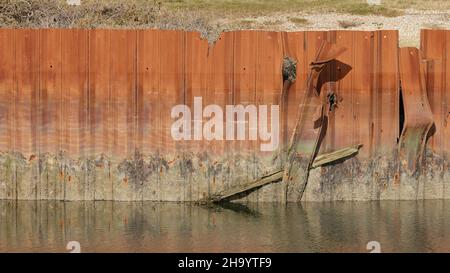 Überreste einer alten verrosteten Metallstruktur, die im Hafen von Pagham gesehen wurde. Stockfoto