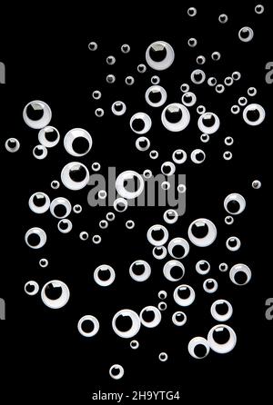 Viele schöne Augen auf schwarzem Hintergrund, Draufsicht Stockfoto