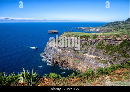 Dorf Mosteiros mit felsigen Inseln Ilhéus dos Mosteiros im Hintergrund.Blick vom Miradouro da Ponta do Escalvado. Stockfoto