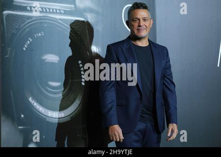 Madrid, Spanien. 09th Dez 2021. Der Sänger Alejandro Sanz posiert während der Präsentation seines neuen Albums 'Sanz' in Madrid. Das Album erscheint am Freitag, den 10th. Dezember und wird von einer Ausstellung begleitet. Sanz' ist das neunzehnte Album seiner Karriere, das ihn zu seinen Ursprüngen, zu seinen Wurzeln zurückgebracht hat. (Foto: Atilano Garcia/SOPA Images/Sipa USA) Quelle: SIPA USA/Alamy Live News Stockfoto