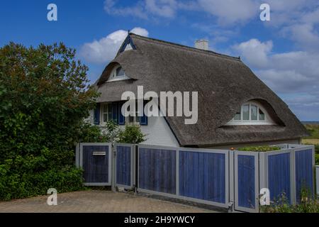 Ahrenshoop, Deutschland 22. Juni 2021, schönes klassisches Reetdachhaus in der Nähe von Ahrenshoop an der Ostsee Stockfoto