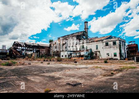 Alte verlassene Zuckerrohrfabrik am Morgen Stockfoto