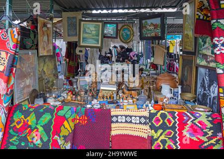 Belgrad, Serbien - 05. Dezember 2021: Antiquitätenstand auf dem Flohmarkt Kalenic im alten Belgrad. Stockfoto