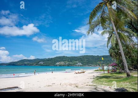 Patong Strand im November 2021, der die Covid-19 Pandemie übertraf. In der Regel ist eine der belebtesten in Phuket, Thailand. Stockfoto