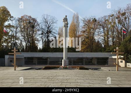 Sowjetisches Kriegsdenkmal auf dem Zentralfriedhof (Ústřední hřbitov) in Brünn, Tschechische Republik. Massengräber von Soldaten der Roten Armee, die während des Zweiten Weltkriegs gefallen sind, befinden sich auf dem Boden des sowjetischen Kriegsdenkmals. Stockfoto