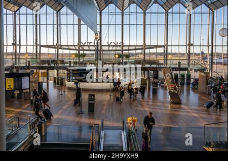 Reisende in Sky City zwischen dem internationalen und nationalen Terminal am Flughafen Arlanda in Stockholm. Dies ist der verkehrsreichste Flughafen in Schweden. Stockfoto