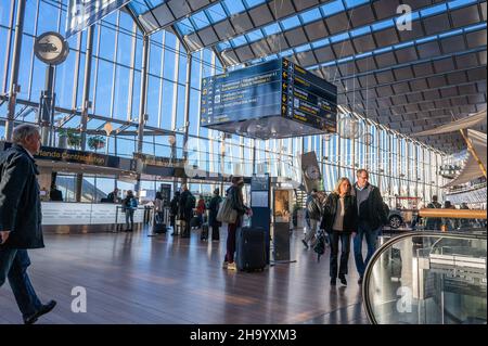 Reisende in Sky City zwischen dem internationalen und nationalen Terminal am Flughafen Arlanda in Stockholm. Dies ist der verkehrsreichste Flughafen in Schweden. Stockfoto