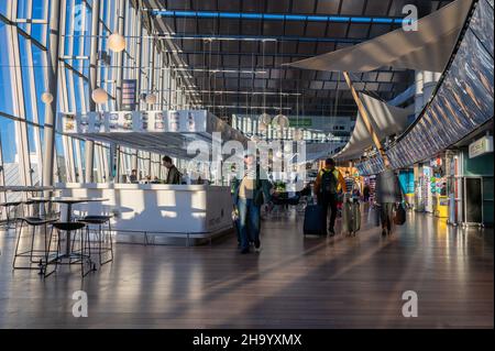 Reisende in Sky City zwischen dem internationalen und nationalen Terminal am Flughafen Arlanda in Stockholm. Dies ist der verkehrsreichste Flughafen in Schweden. Stockfoto