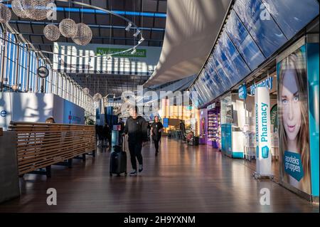 Reisende in Sky City zwischen dem internationalen und nationalen Terminal am Flughafen Arlanda in Stockholm. Dies ist der verkehrsreichste Flughafen in Schweden. Stockfoto