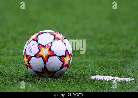 Mailand, Italien. 07th Dez 2021. Offizieller Adidas Champions League Matchball während der UEFA Champions League 2021/22 Gruppenphase - Gruppe B Fußballspiel zwischen AC Mailand und Liverpool FC im Giuseppe Meazza Stadium, Mailand, Italien am 07. Dezember 2021 Credit: Independent Photo Agency/Alamy Live News Stockfoto