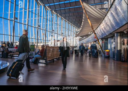 Reisende in Sky City zwischen dem internationalen und nationalen Terminal am Flughafen Arlanda in Stockholm. Dies ist der verkehrsreichste Flughafen in Schweden. Stockfoto