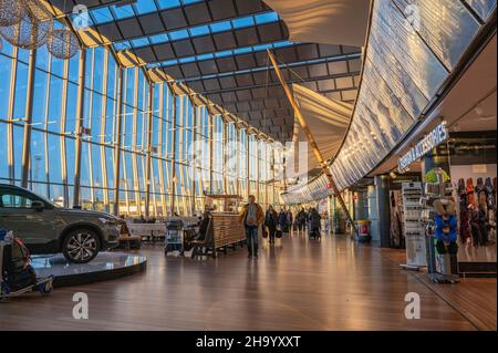 Reisende in Sky City zwischen dem internationalen und nationalen Terminal am Flughafen Arlanda in Stockholm. Dies ist der verkehrsreichste Flughafen in Schweden. Stockfoto