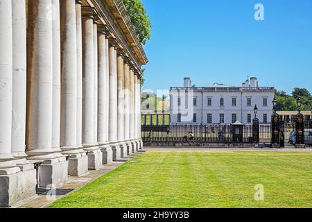 LONDON, VEREINIGTES KÖNIGREICH - 03. Apr 2018: Eine georgische Kolonnade mit dem Queen's House in der Ferne in London, Großbritannien Stockfoto