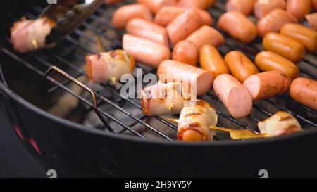 Würstchen in Speck gebraten auf dem Tablett eingewickelt Würste in Speck Grill eingewickelt. Stockfoto