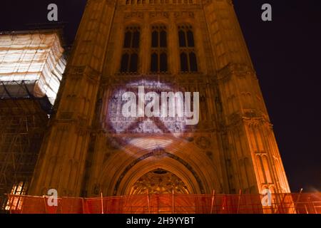 London, Großbritannien. 8th. Dezember 2021. Die Demonstranten projizieren das Symbol der Aussterbungsaufstand auf den Palast von Westminster. Kill the Bill Demonstranten versammelten sich vor dem Parlament, um gegen das Gesetz über Polizei, Verbrechen, Verurteilung und Gerichte zu protestieren. Stockfoto