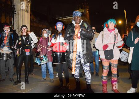 London, Großbritannien. 8th. Dezember 2021. Kill the Bill Demonstranten versammelten sich vor dem Parlament, um gegen das Gesetz über Polizei, Verbrechen, Verurteilung und Gerichte zu protestieren. Stockfoto