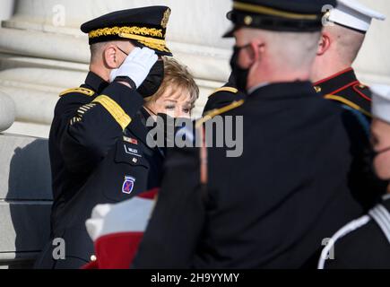 Elizabeth Dole, die Frau des ehemaligen US-Senators Bob Dole, sieht zu, wie seine Schatulle am US-Kapitol in Washington, DC ankommt, wo sie am 9. Dezember 2021 in einem Bundesstaat liegen wird. Foto von MANDEL NGAN/Pool/ABACAPRESS.COM Stockfoto