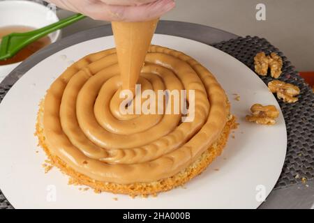 Konditor Abschluss der Kuchenfüllung mit dulce de leche brigadeiro. Stockfoto