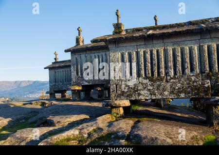 Altes traditionelles Horreo espigueiro-Getreidespeicher in Soajo, Arcos de Valdevez, Viana do Castelo, Portugal, Europa Stockfoto