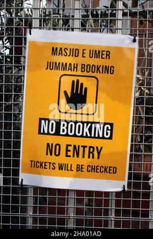 Schild, das die Notwendigkeit einer Vorbuchung anpreist, da Covid-Beschränkungen bei einem Masjid e umer in East London (einer madrasah-Schule) und jummah (Freitagsgebete) unterliegen. Stockfoto