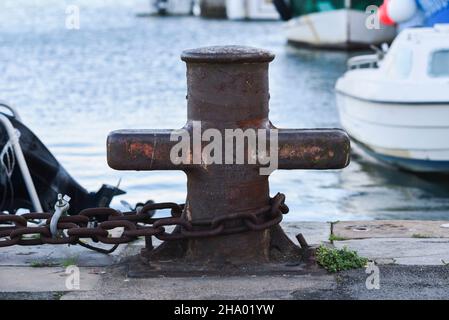 Große alte rostige Bootsanlegestellen im Hafen. Stockfoto