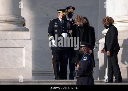 Washington, DC, USA. 09th Dez 2021. General Mark Milley, Vorsitzender der Joint Chiefs of Staff, begleitet Elizabeth Dole am 09. Dezember 2021 zu den Stufen des US-Kapitols in Washington, DC. Der verstorbene Senator Robert Dole (R-KS), ein ehemaliger Mehrheitsführer des Senats und Kandidat des republikanischen Präsidenten, wird den ganzen Tag vor seinem Trauerdienst in der National Cathedral in der Rotunde des Kapitols liegen. Kredit: Anna Moneymaker/Pool Via Cnp/Media Punch/Alamy Live News Stockfoto