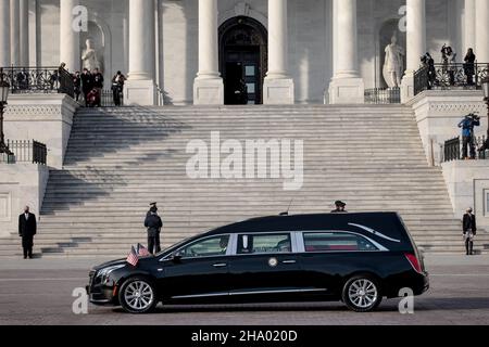 Washington, DC, USA. 09th Dez 2021. Ein Leichenwagen, der die Schatulle mit den Überresten des verstorbenen Senators Robert Dole (R-KS) trägt, trifft am 09. Dezember 2021 in Washington, DC, auf dem East Front Plaza des US-Kapitols ein. Der ehemalige Mehrheitsführer des Senats und Kandidat des republikanischen Präsidenten wird den ganzen Tag vor seiner Beerdigung in der National Cathedral in der Rotunde des Kapitols liegen. Kredit: Anna Moneymaker/Pool Via Cnp/Media Punch/Alamy Live News Stockfoto