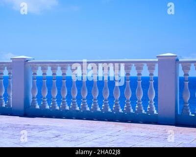 Sommerblick mit klassischer weißer Balustrade und leerer Terrasse mit Blick auf das Meer Stockfoto