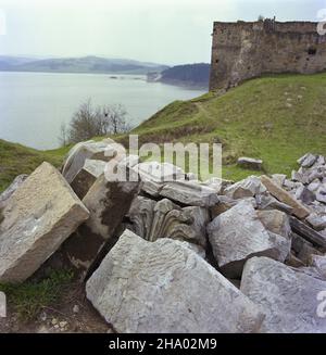 Dobczyce 05,1987. Ruiny zamku - baszta i Fragment XIV i XV-wiecznych miejskich murów obronnych. W 1960 roku w ramach akcji Milenium miejscowi dzia³acze Polskiego Towarzystwa Turystyczno-Krajoznawczego przeprowadzili prace porz¹dkowe, dziêki którym ods³oniête zosta³y pozosta³oœci zamku. ka PAP/Jerzy Ochoñski Dok³adny dzieñ wydarzenia nieustalony. Dobczyce, Mai 1987. Burgruinen. Überreste eines Turms und Stadtbefestigungen aus dem 14th-15th-Jahrhundert. Im Jahr 1960 sanierten Naturschützer des Polnischen Tourismus- und Sightseeing-Vereins (PTTK) das Gelände und deckten weitere Teile der Burg auf Stockfoto