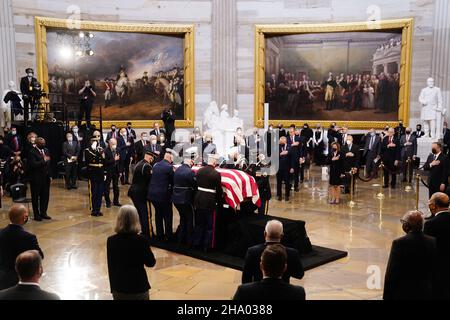 Die Schatulle des ehemaligen republikanischen Senators aus Kansas, Robert J. Dole, kommt während einer Zeremonie vor der Staatslüge in der Rotunde des US-Kapitols in Washington, DC, USA, am 09. Dezember 2021 an. Bob Dole wird heute im Capitol liegen und morgen in der National Cathedral mit einem Gedenkgottesdienst geehrt. Dole, ein Veteran des Zweiten Weltkriegs, starb am 05. Dezember 2021 im Alter von 98 Jahren.Quelle: Shawn Thew/Pool via CNP /MediaPunch Stockfoto