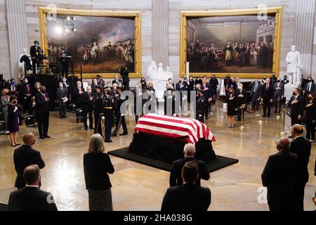 Die Schatulle des ehemaligen republikanischen Senators aus Kansas, Robert J. Dole, kommt während einer Zeremonie vor der Staatslüge in der Rotunde des US-Kapitols in Washington, DC, USA, am 09. Dezember 2021 an. Bob Dole wird heute im Capitol liegen und morgen in der National Cathedral mit einem Gedenkgottesdienst geehrt. Dole, ein Veteran des Zweiten Weltkriegs, starb am 05. Dezember 2021 im Alter von 98 Jahren.Quelle: Shawn Thew/Pool via CNP /MediaPunch Stockfoto