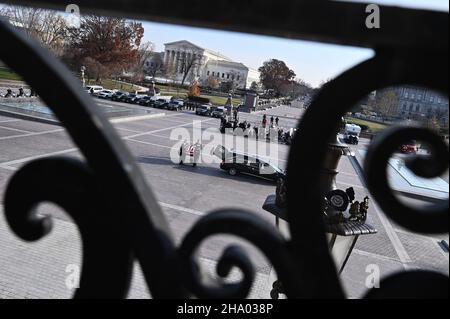 Washington, DC, USA. 09th Dez 2021. Die Schatulle des ehemaligen US-Senators Bob Dole kommt am US-Kapitol in Washington, DC an, wo sie am 9. Dezember 2021 in einem Bundesstaat liegen wird. (Foto von Pool/Sipa USA) Quelle: SIPA USA/Alamy Live News Stockfoto