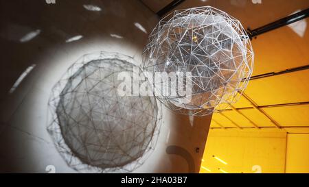 Nahaufnahme der Exponate im Science Museum, einem großen Museum an der Exhibition Road in South Kensington, London. Weltwissenschaftsgeschichte Stockfoto