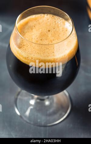 Boozy Bourbon Bararel Aged Stout Beer in einem Glas Stockfoto