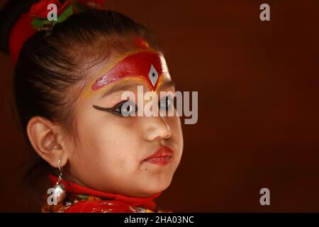 Lalitpur, Bagmati, Nepal. 9th Dez 2021. Portrait der lebenden Göttin Kumari, die an der Reiseveranstaltung von Lord Rato Machindranath teilnahm, die auch als ''Roter Gott von Lalitpur'' bekannt ist, von seinem Tempel in Bungmati im Kathmandu-Tal nach Macchondra Bahal in Patan. Der Rote Gott bleibt nach alter Tradition 6 Monate in Bungmati und anderen Jahreshälften in Patan. Quelle: Amit Machamasi/ZUMA Wire/Alamy Live News Stockfoto