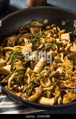 Gesunde hausgemachte Gourmet gekochte Pilze in einer Pfanne Stockfoto